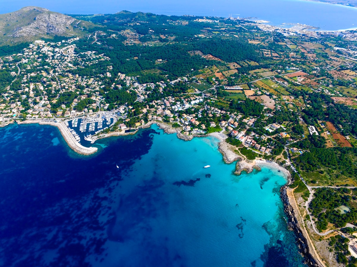 Taschenrechner und Bauplan einer Immobilie auf Mallorca