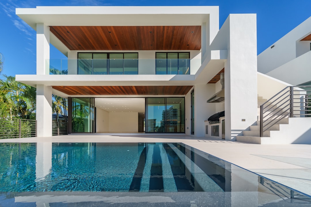 Modernes Neubauprojekt mit Pool und klaren Linien auf Mallorca